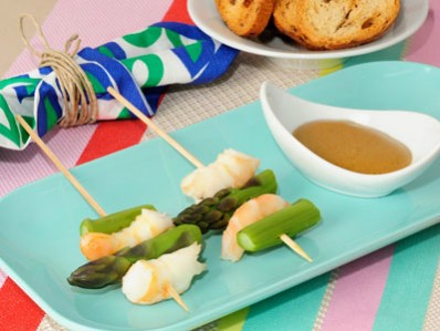 Brochetas de langostinos y espárragos 